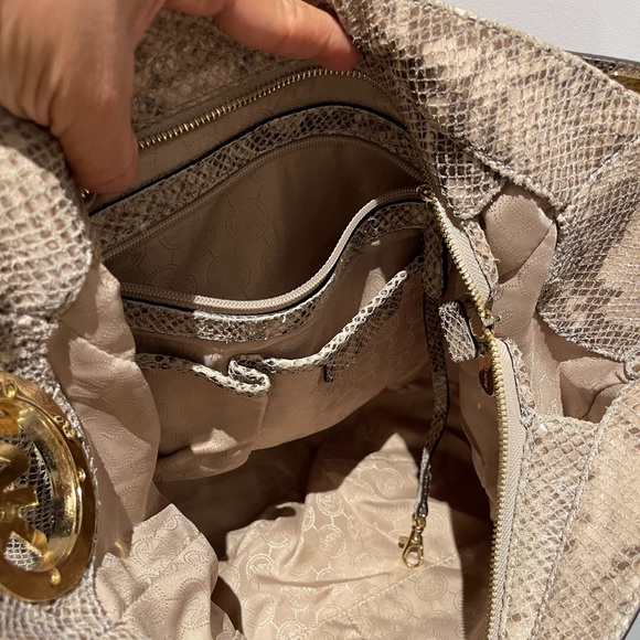 MICHAEL KORS Hobo shoulder bag. Stunning!! Like new - Picture 3 of 4